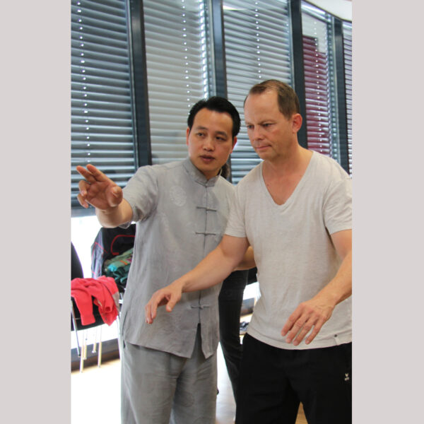 Grossmeister Zheng unterrichtet Qigong